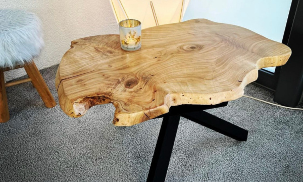 Table basse aux pieds style arraignée