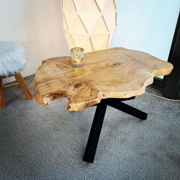 Table basse aux pieds style arraignée